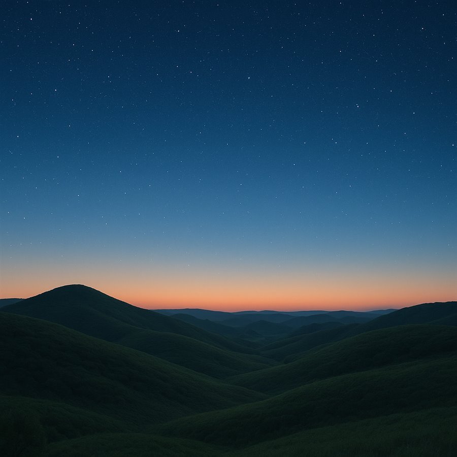 Colinas silenciosas sob um céu azul-escuro de madrugada, com o primeiro brilho do amanhecer no horizonte e as estrelas sumindo
